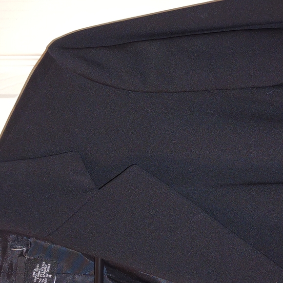 Moda International black one button cropped blazer size 4! - Picture 3 of 6